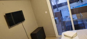 Stunning 2-bed house ground floor with pool
